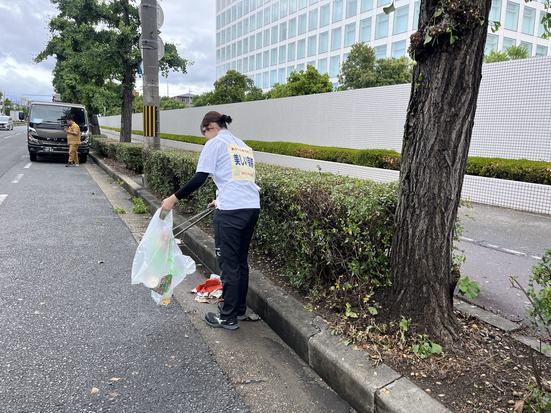 地域美化活動に取り組む様子